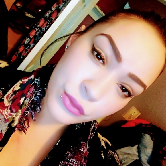 Meet your Posher, Jade - Picture 3 of 3